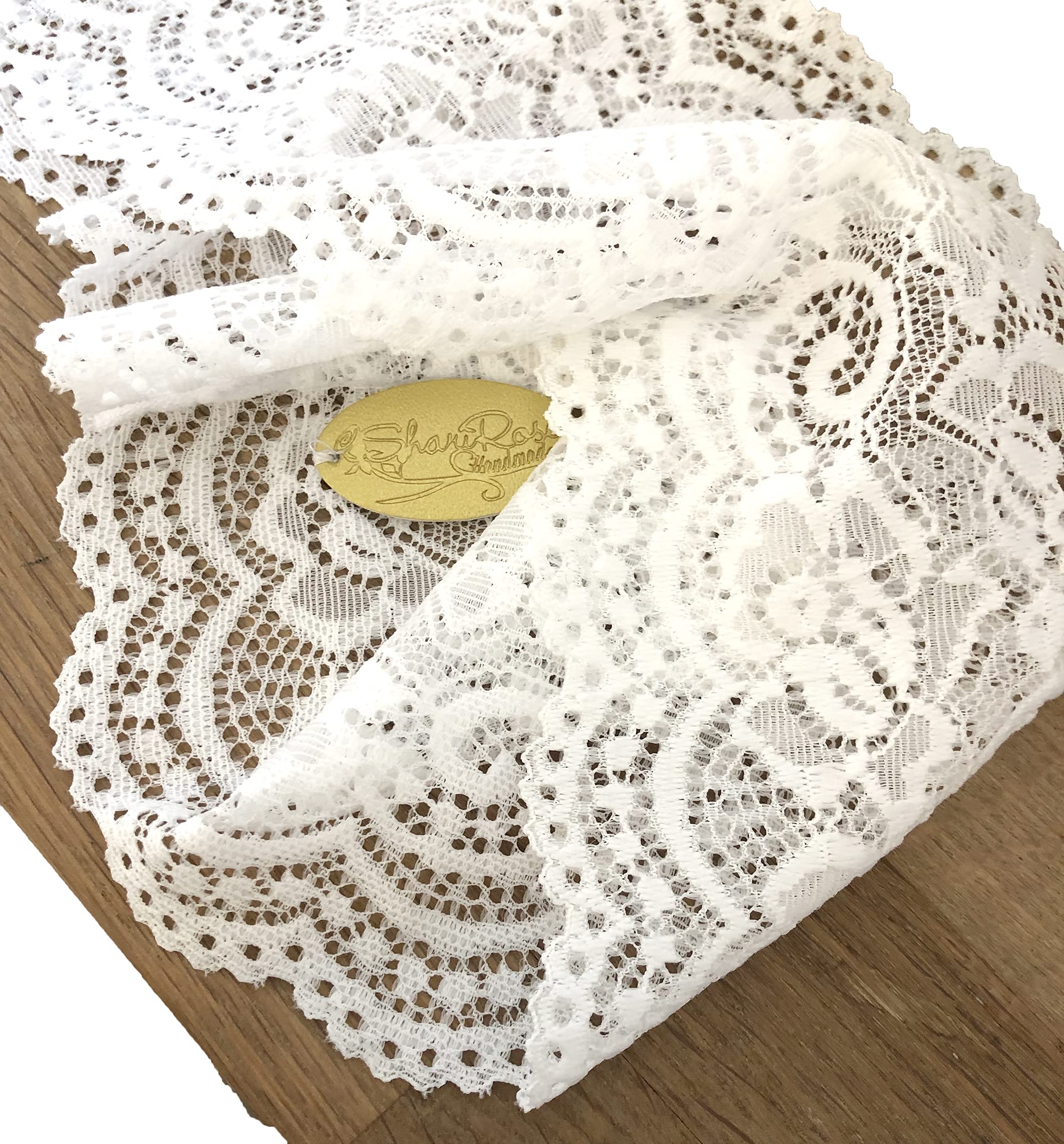 Detalle de encaje vintage de ShariRose con borde scallop, ideal para peinados románticos.