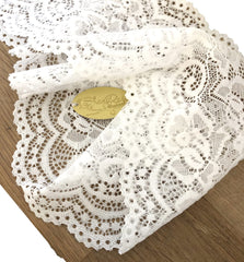 Detalle de encaje vintage de ShariRose con borde scallop, ideal para peinados románticos.