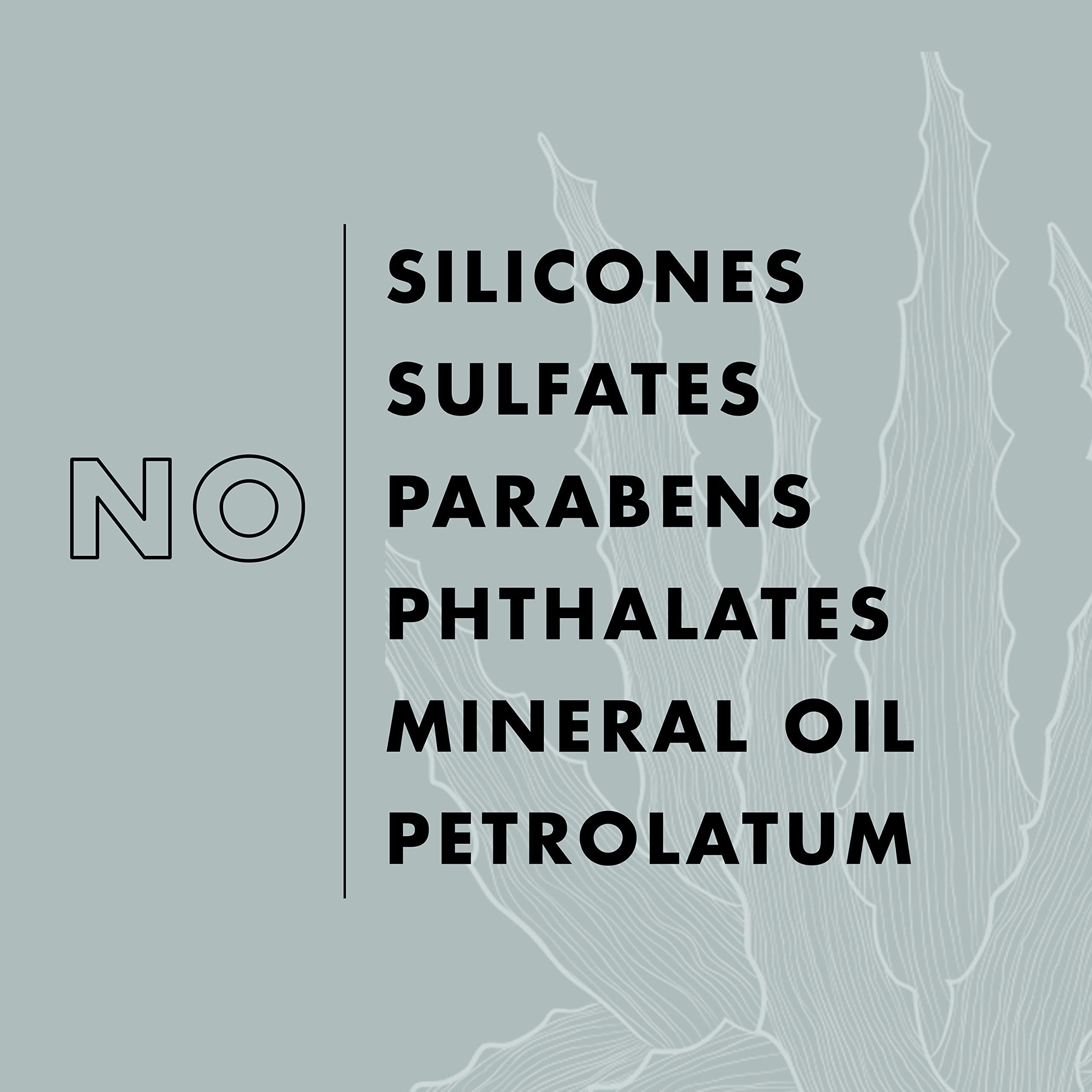 Aplicación en ducha de SheaMoisture Jabón Negro Africano, masaje circular.