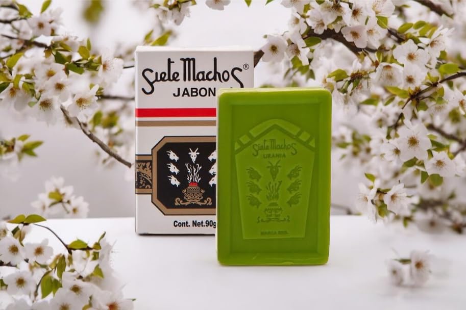 Jabón Siete Machos URANIA, mano en uso, ritual diario para atraer buenas vibras
