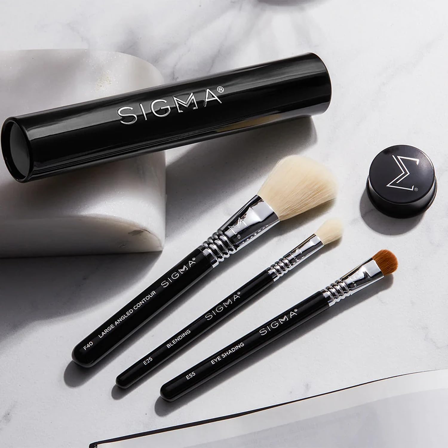 Aplicación versátil de Sigma Beauty E25 en ojos y cejas para looks definidos.