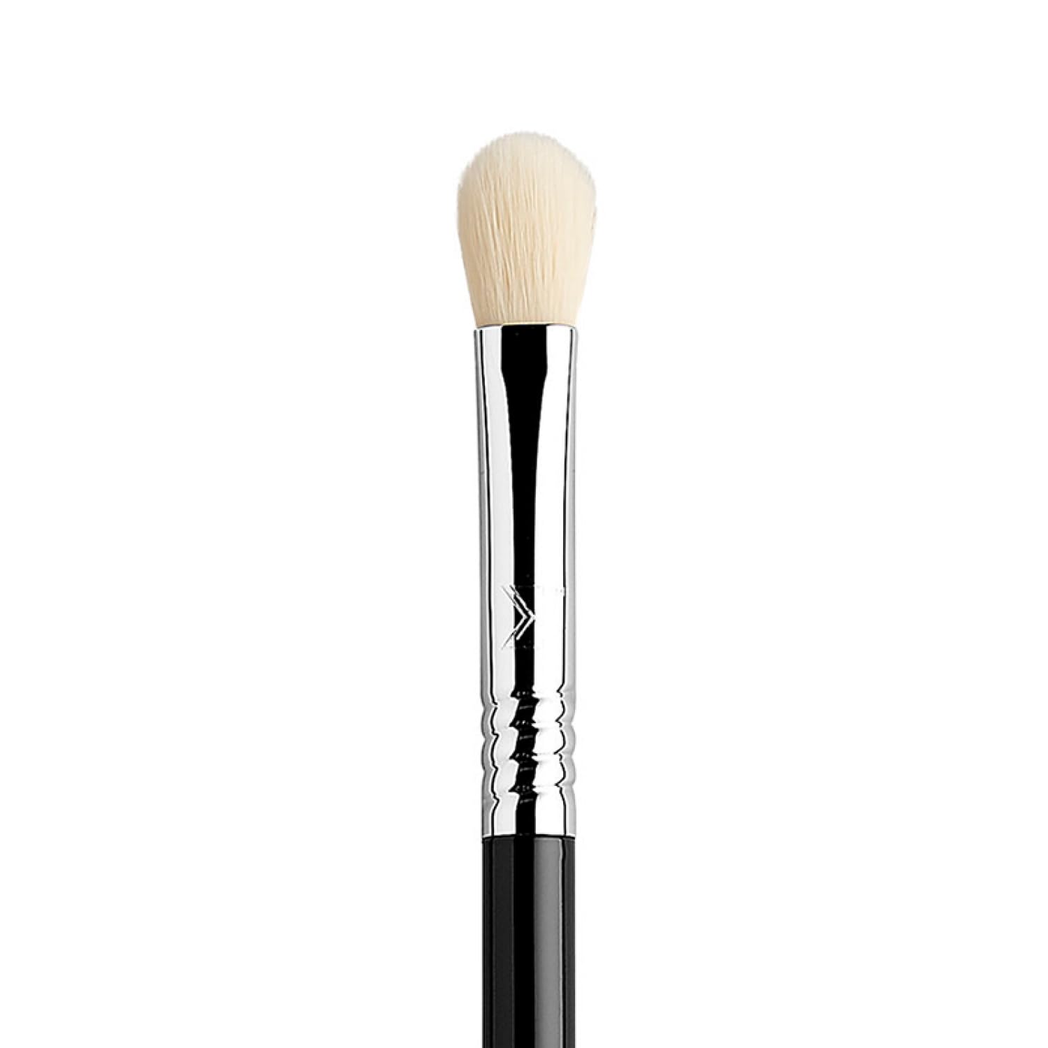 Cabezal plano y difuminado de Sigma Beauty E25 para bordes precisos.