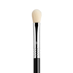 Cabezal plano y difuminado de Sigma Beauty E25 para bordes precisos.