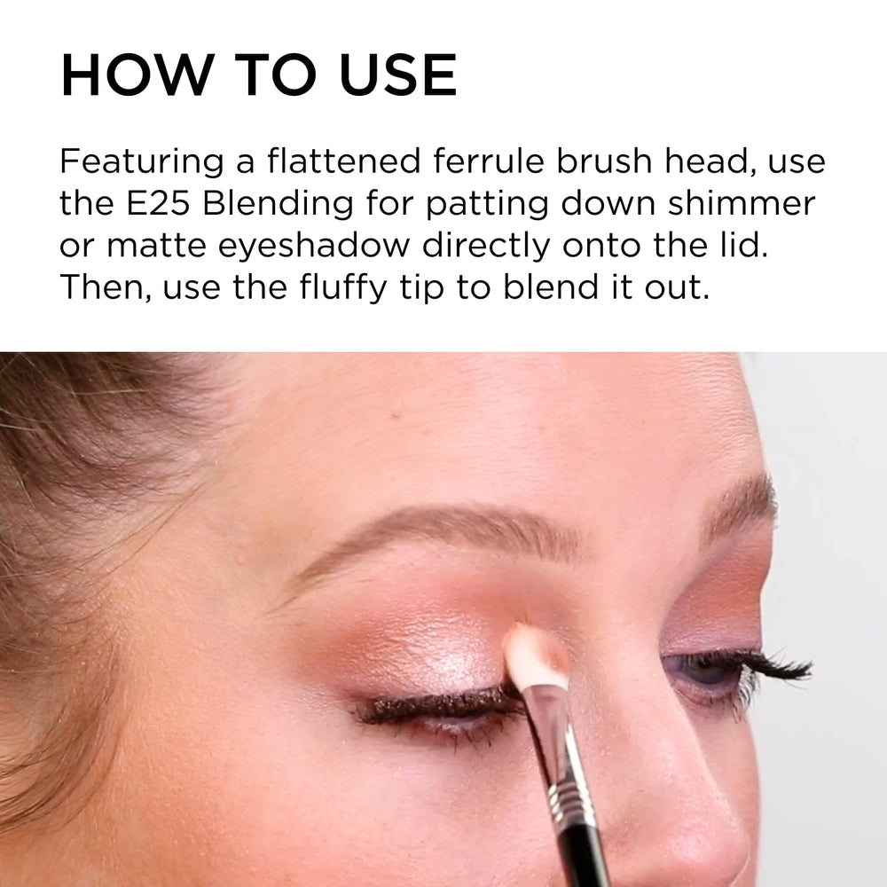Fibras sintéticas suaves de Sigma Beauty E25 sobre la piel sensible.
