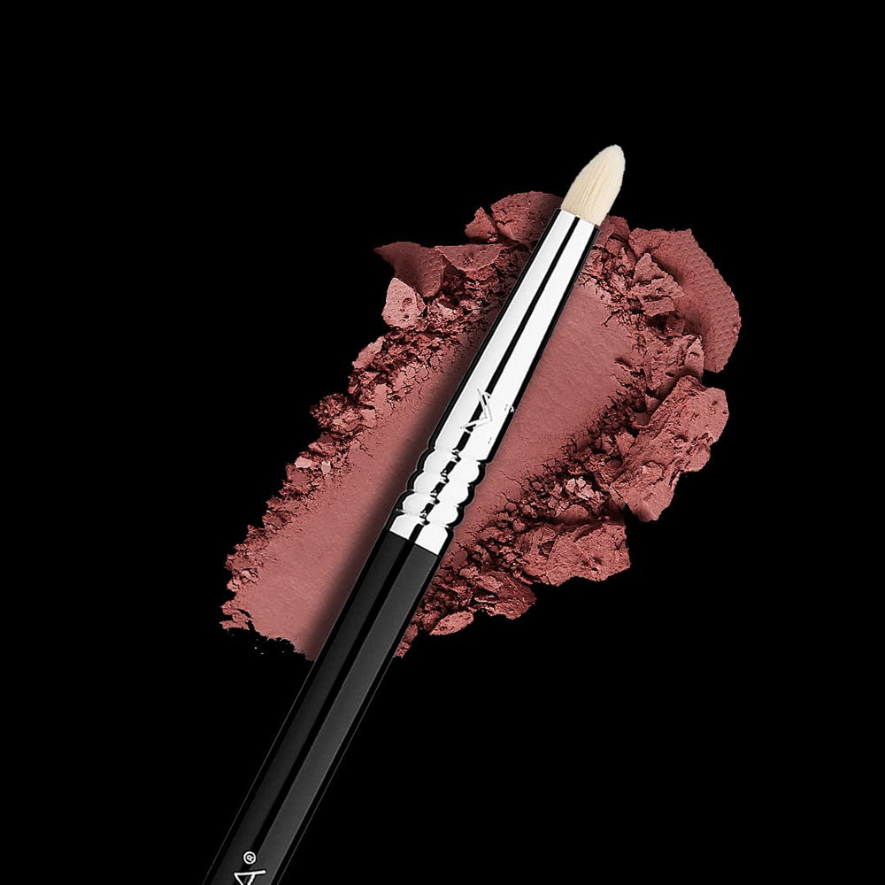 Sigma Beauty E30, mango ergonomico para control durante el delineado.