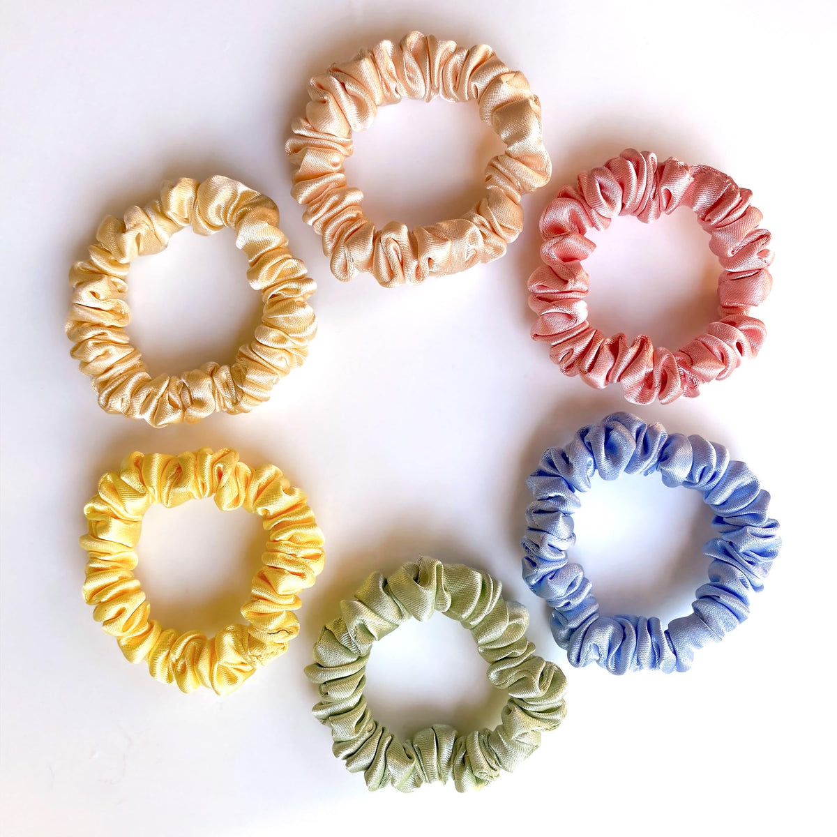 Silvr Bear: paquete de 6 colores satinados, ideal para combinar con tus atuendos.