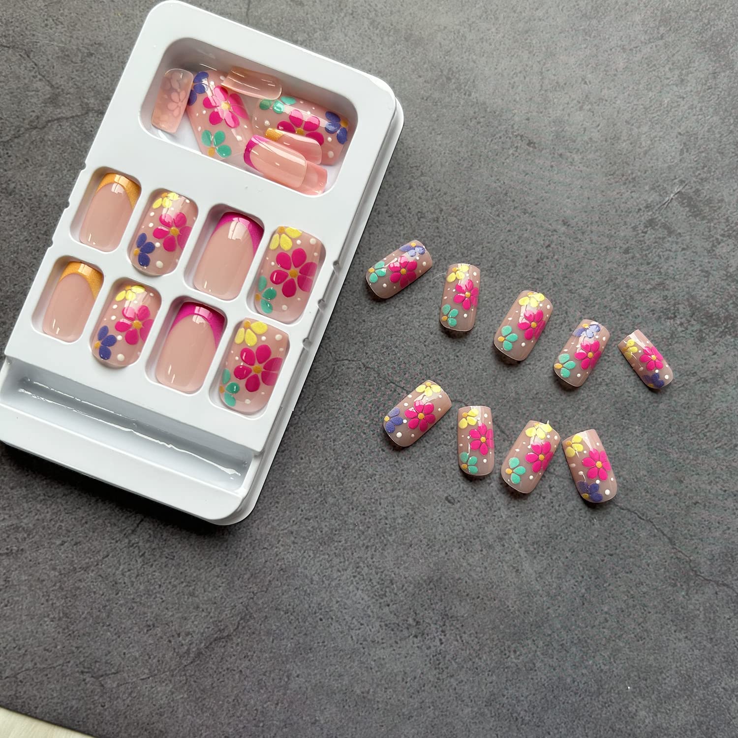 SOOZEE diseño floral en frances, uñas decoradas con flores para un estilo suave.
