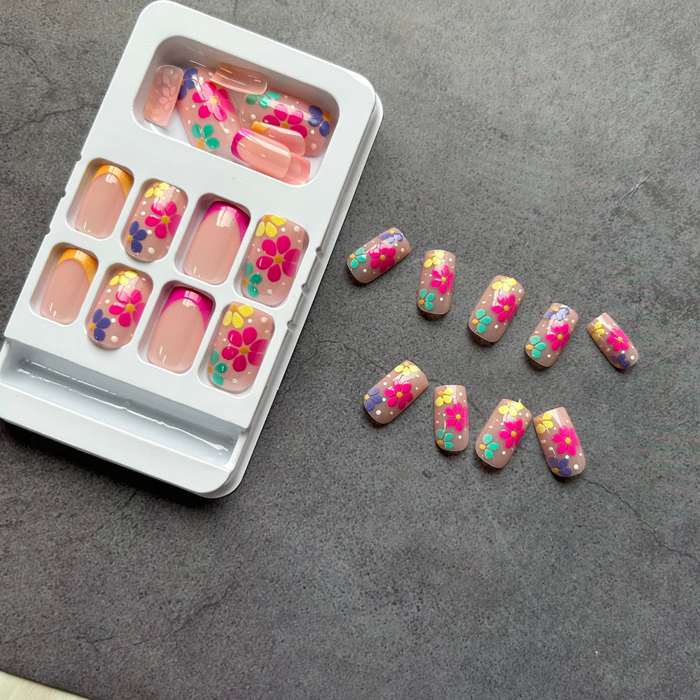 SOOZEE diseño floral en frances, uñas decoradas con flores para un estilo suave.