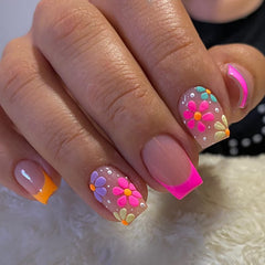 SOOZEE uñas francesas tono piel rosa con flores, look elegante diario.