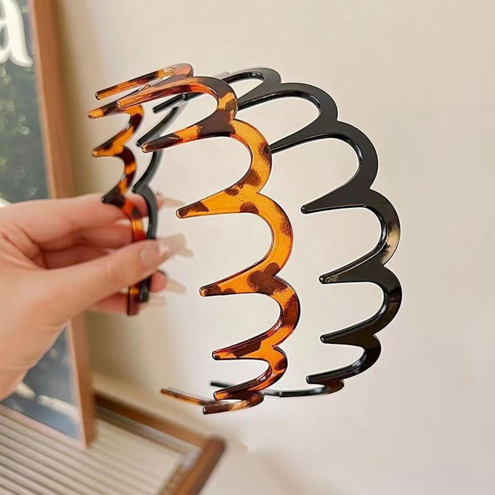 Diadema zigzag Spenlly para mujer, estilo moderno y versátil.