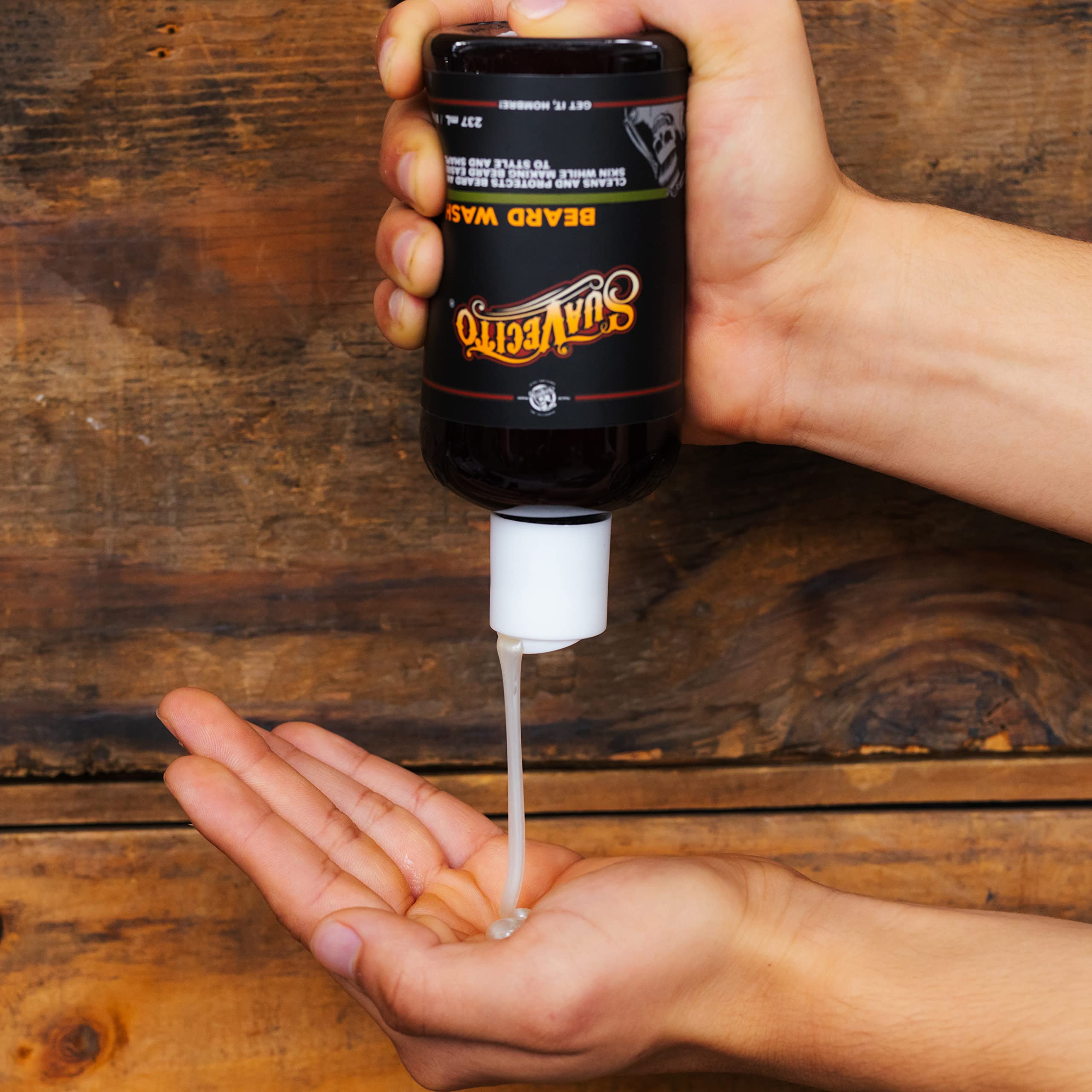 Suavecito lavado de barba: espuma cremosa en las manos, limpieza suave y agradable.