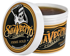 Peinado hacia atrás con Suavecito pomada fuerte, aplicación suave y control durante el día.
