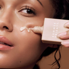 Uso con base de maquillaje para lograr acabado natural con Summer Fridays