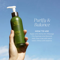 Tata Harper Clarifying Cleanser permite aplicación suave en rostro