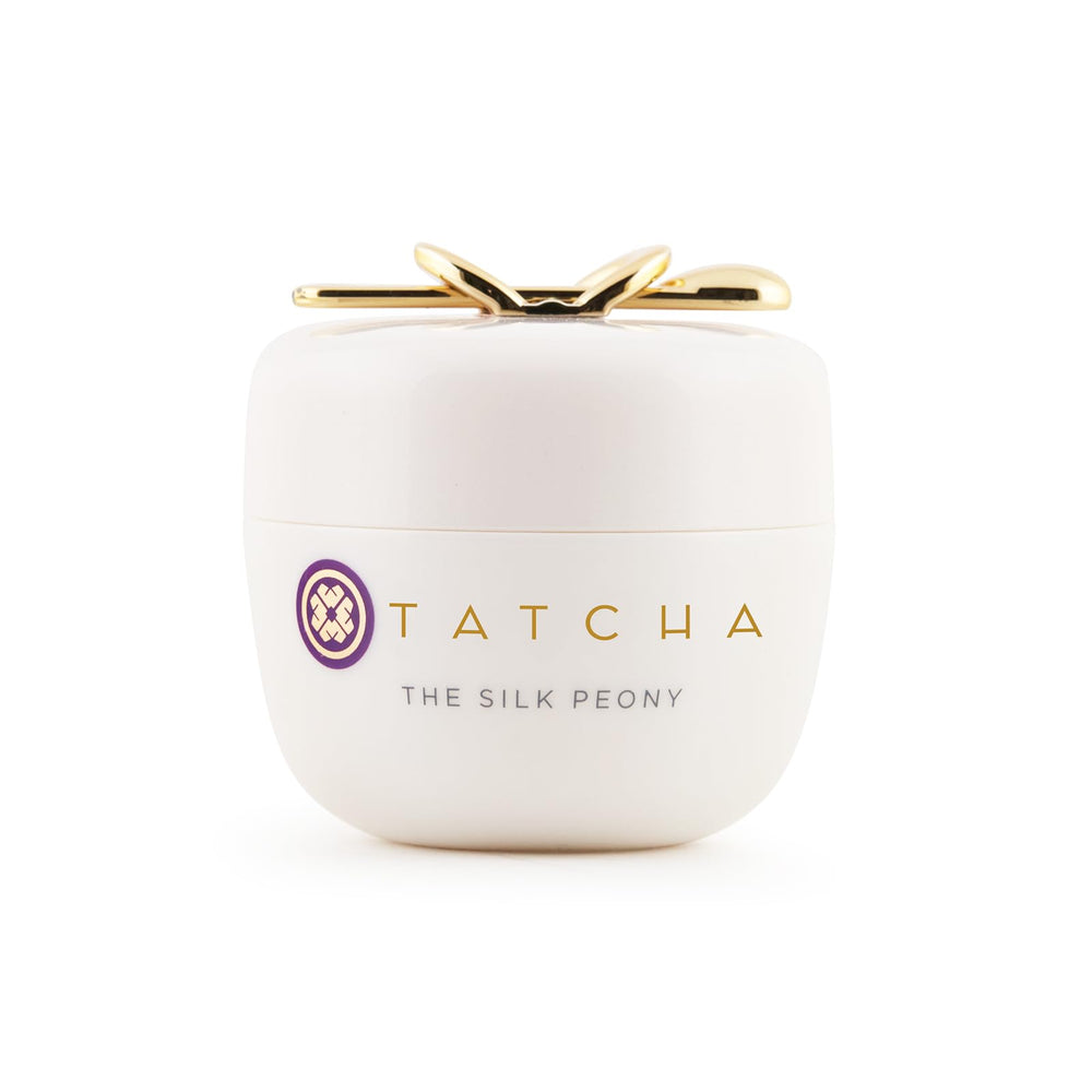 Crema para ojos Silk Peony de TATCHA, botella cercana, hidratación suave para el contorno de ojos.