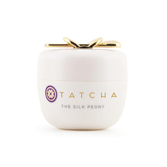 Crema para ojos Silk Peony de TATCHA, botella cercana, hidratación suave para el contorno de ojos.