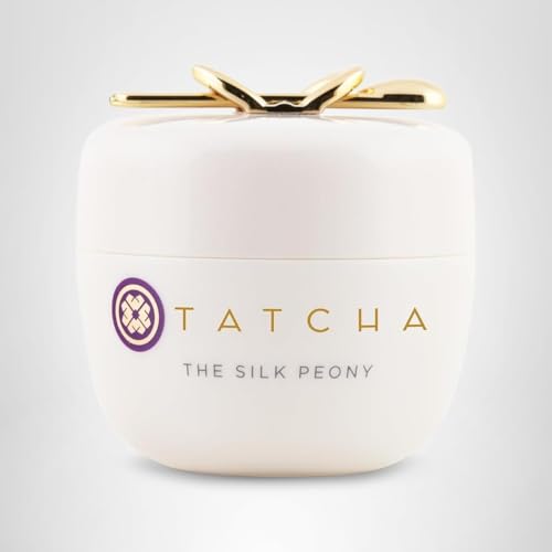 TATCHA Silk Peony Under Eye Cream, detalle de textura suave que facilita la aplicación diaria.