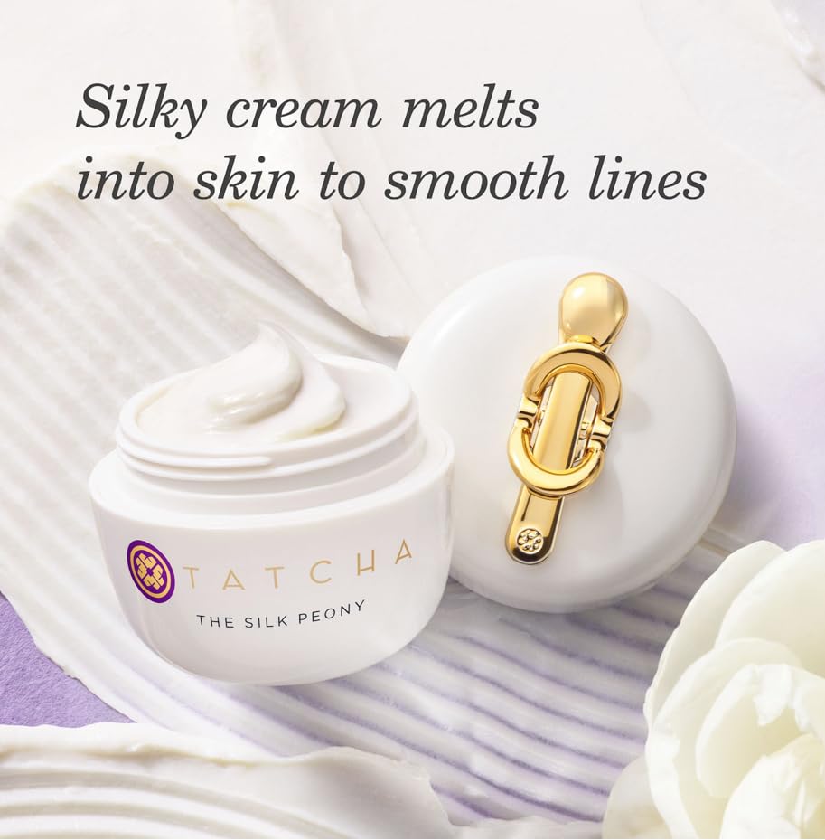 TATCHA Silk Peony Under Eye Cream, dispensa en acción, aplicación suave para líneas finas.