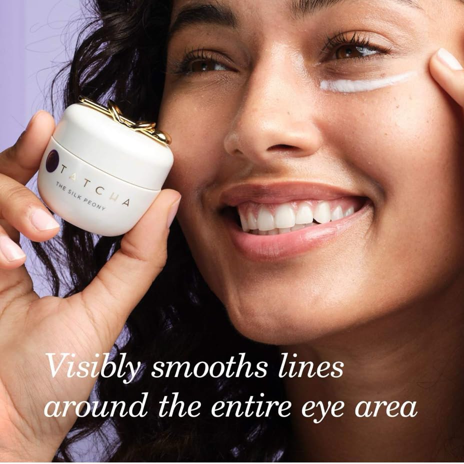 TATCHA Silk Peony Under Eye Cream, textura suave en muestra para hidratación visible.