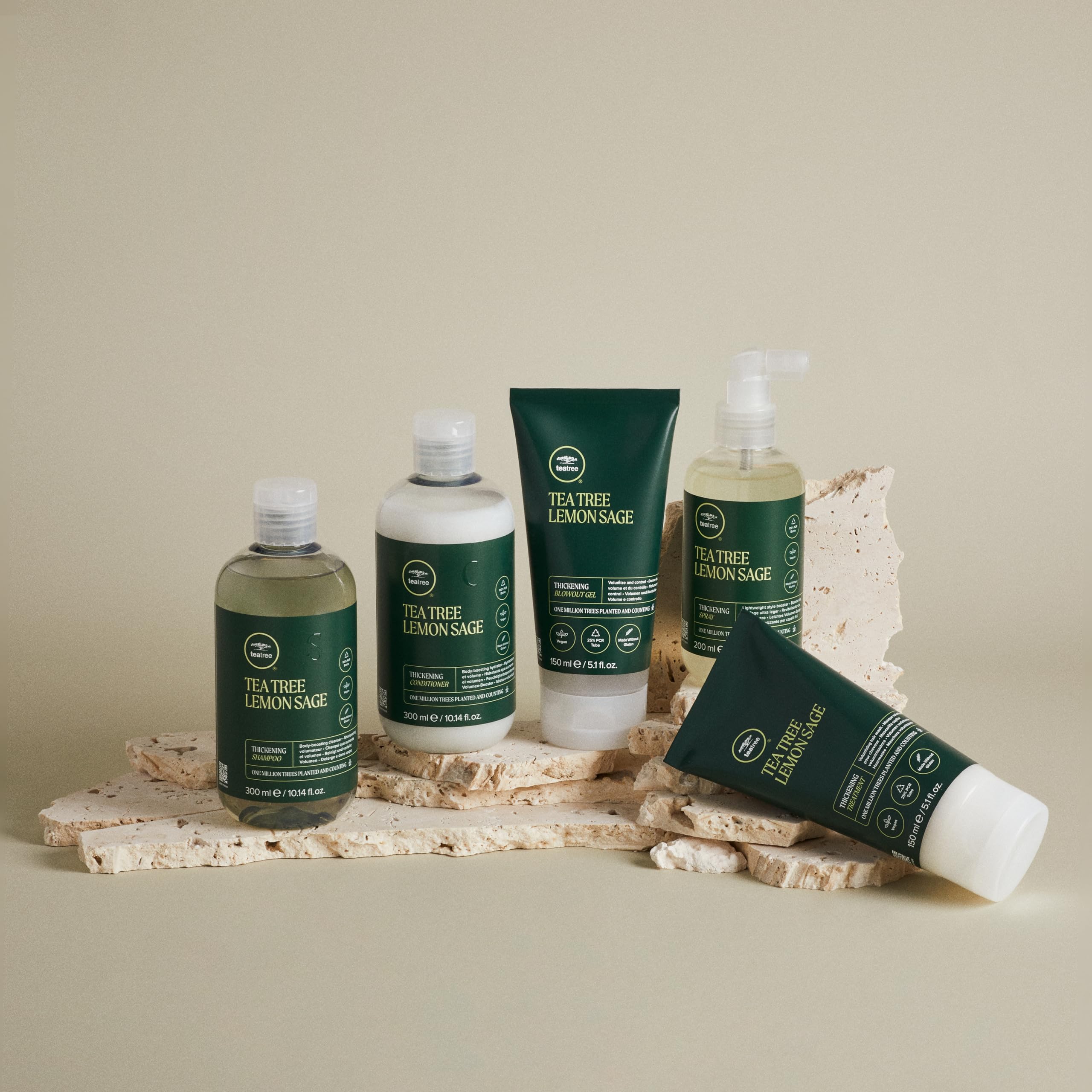 Tea Tree Lemon Sage Spray ayuda a definir estilo sin sensación pesada.