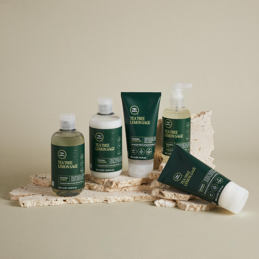 Tea Tree Lemon Sage Spray ayuda a definir estilo sin sensación pesada.