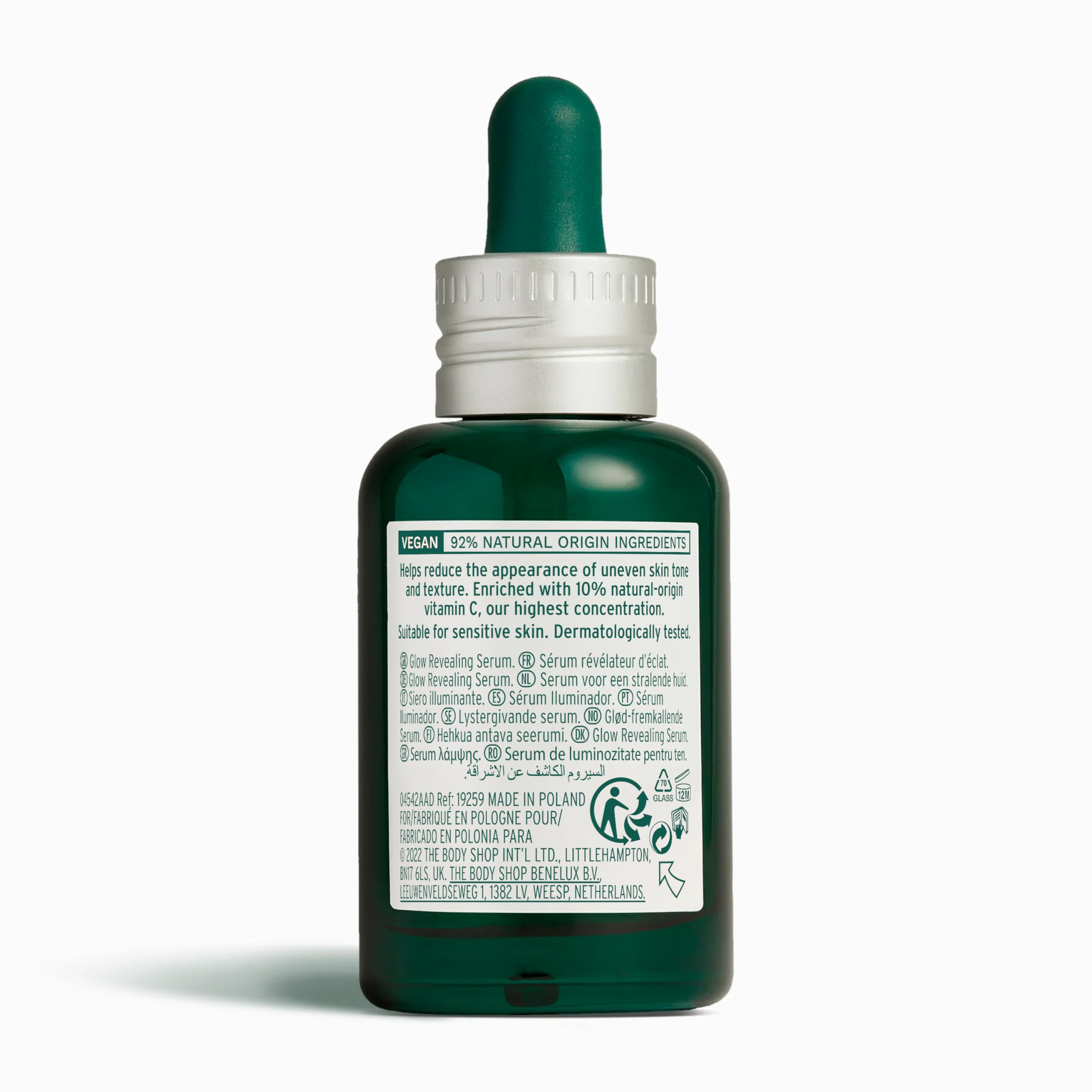 Aplicación de dos gotas del serum The Body Shop para un acabado suave.