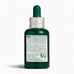 Aplicación de dos gotas del serum The Body Shop para un acabado suave.