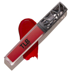 The Lip Bar Hot Mama muestra labial líquido con acabado mate de alta pigmentación.