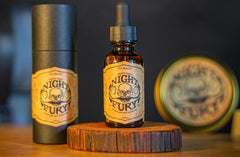 THE VINTAGE GROOMING CO. Night Fury aplicación con gotero facilita retirar la cera del bigote