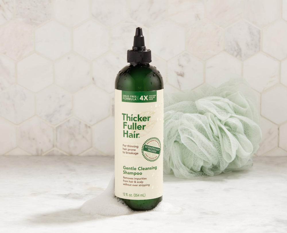 Extracto de romero en Thicker Fuller Hair para limpiar impurezas del cuero cabelludo.