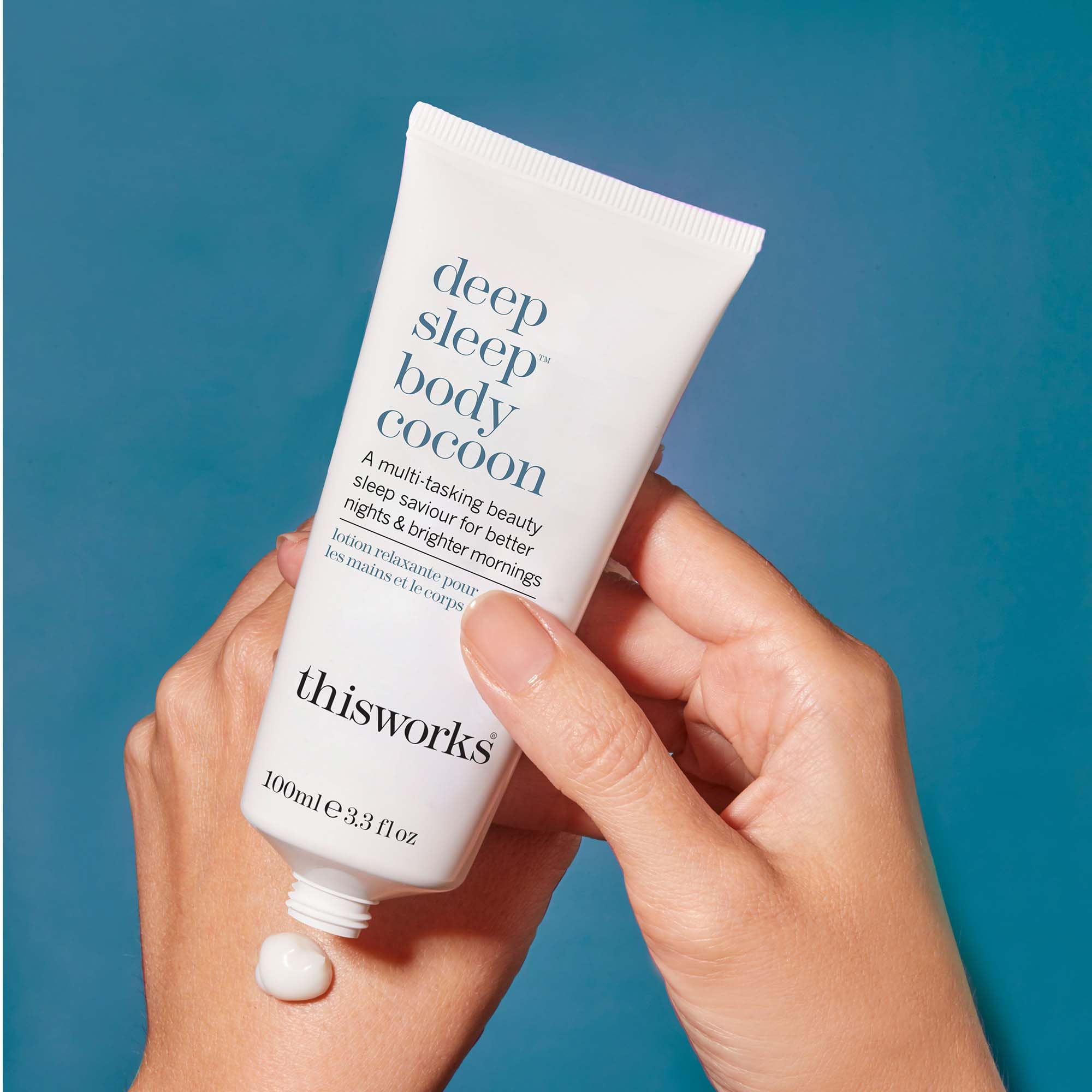 THISWORKS Deep Sleep Body Cocoon hidrata la piel seca durante la noche.