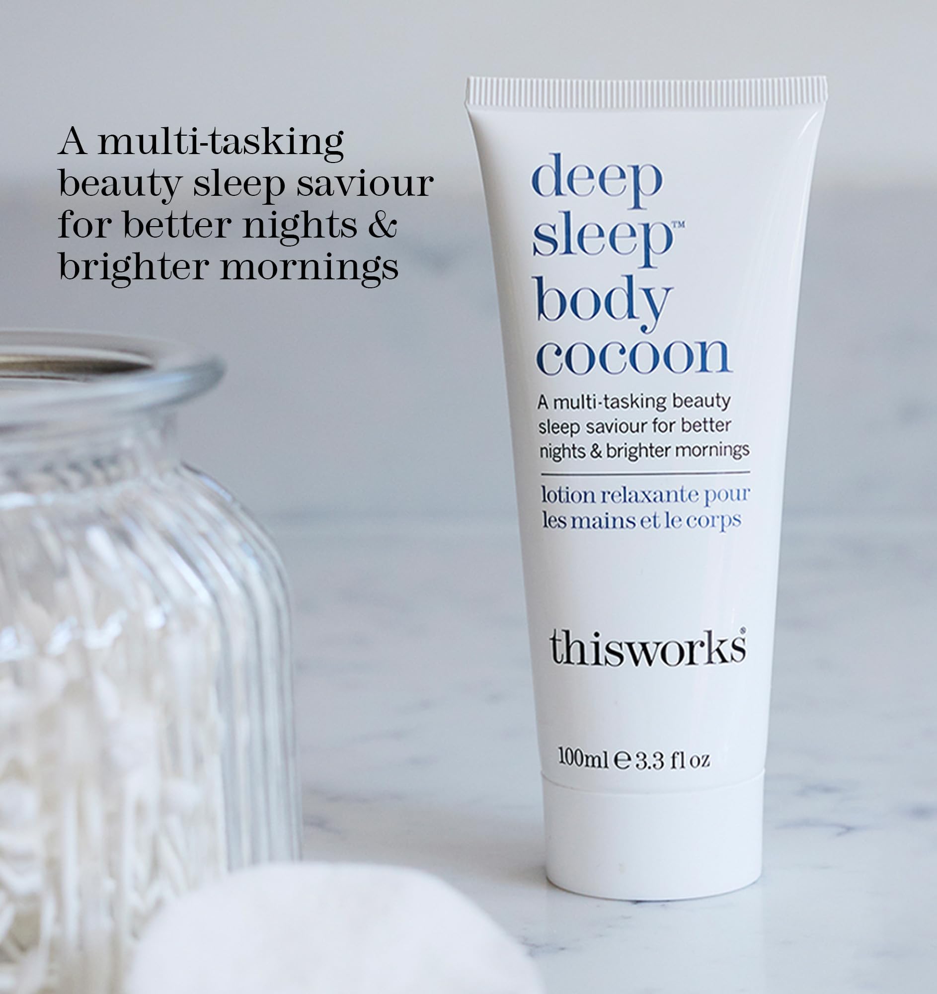 THISWORKS Deep Sleep Body Cocoon con lavanda para relajación nocturna.