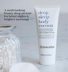 THISWORKS Deep Sleep Body Cocoon con lavanda para relajación nocturna.