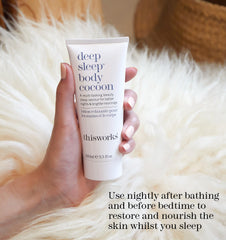 THISWORKS Deep Sleep Body Cocoon en envase compacto ideal para la rutina nocturna.
