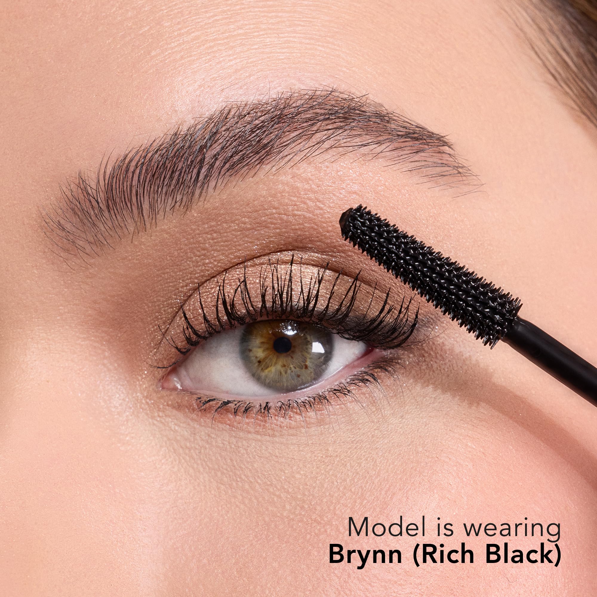 Tenue longue du mascara Thrive Causemetics tout au long de la journée