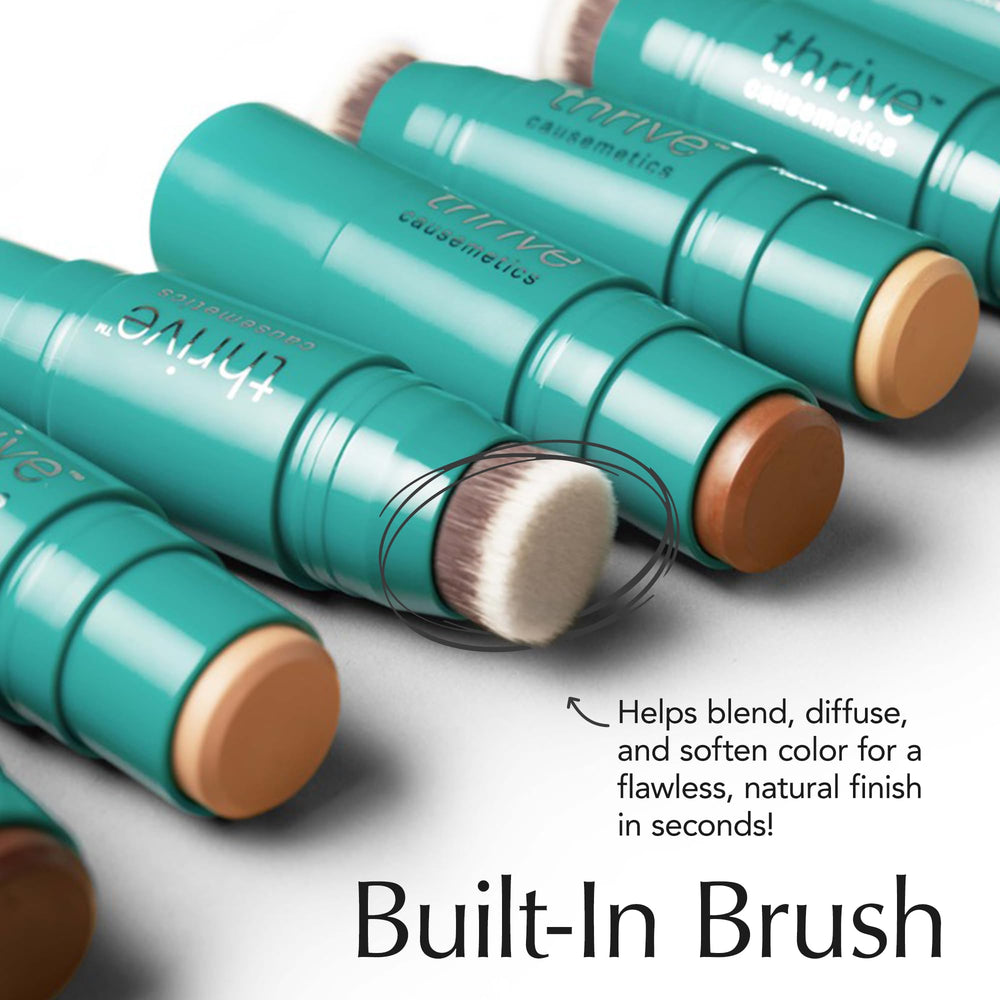 Thrive Causemetics Triple Threat Color Stick con brocha integrada para retoques rápidos.