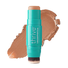 Thrive Causemetics Triple Threat Color Stick bronceador crema, acabado natural para definición rápida.