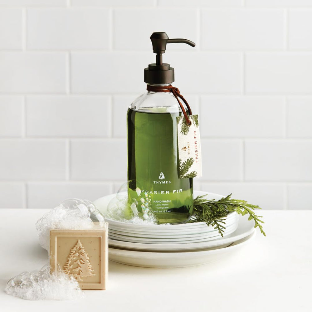 Design artisanal et packaging Thymes, élégant sur le comptoir de salle de bain