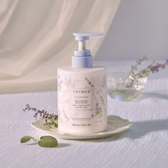 Thymes loción corporal con textura cremosa para hidratación duradera.