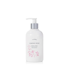 Thymes loción manos Kimono Rose en botella elegante para suavizar y proteger la piel.