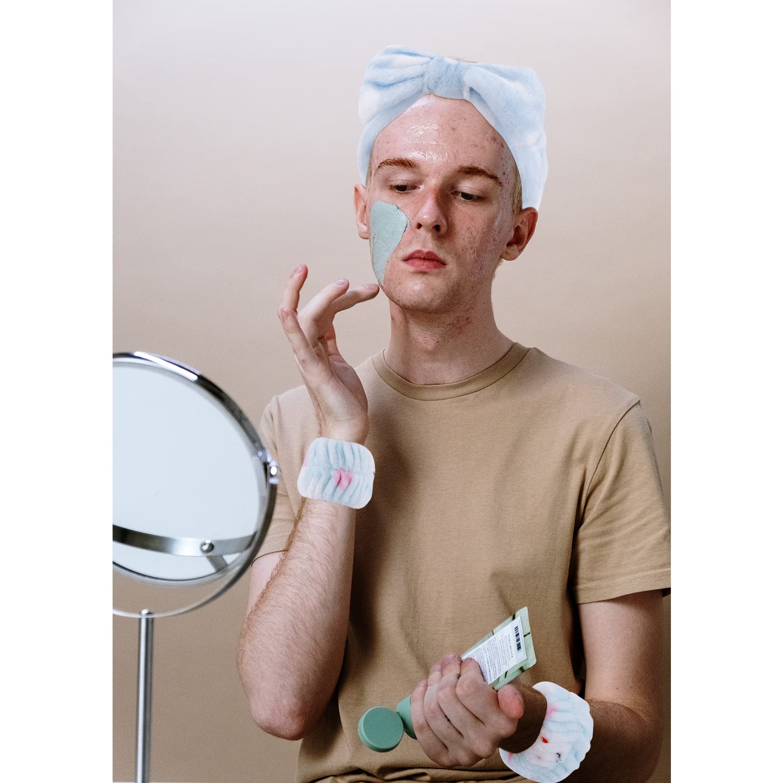 Muñequera Tihebax de microfibra lila para maquillaje.
