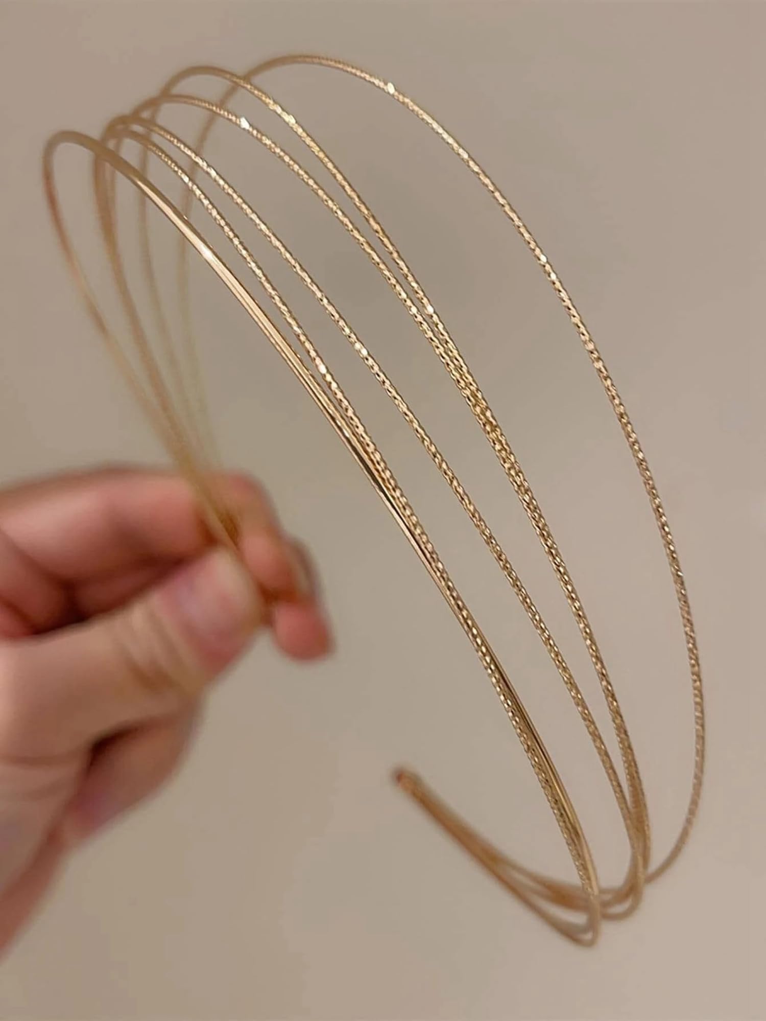 Tobeffect diadema de varias capas en oro, frontal, brillo suave y estilo diario.