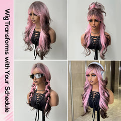 Peluca Topshe rosa rizada con raíces marrón, ideal para disfraces y eventos.