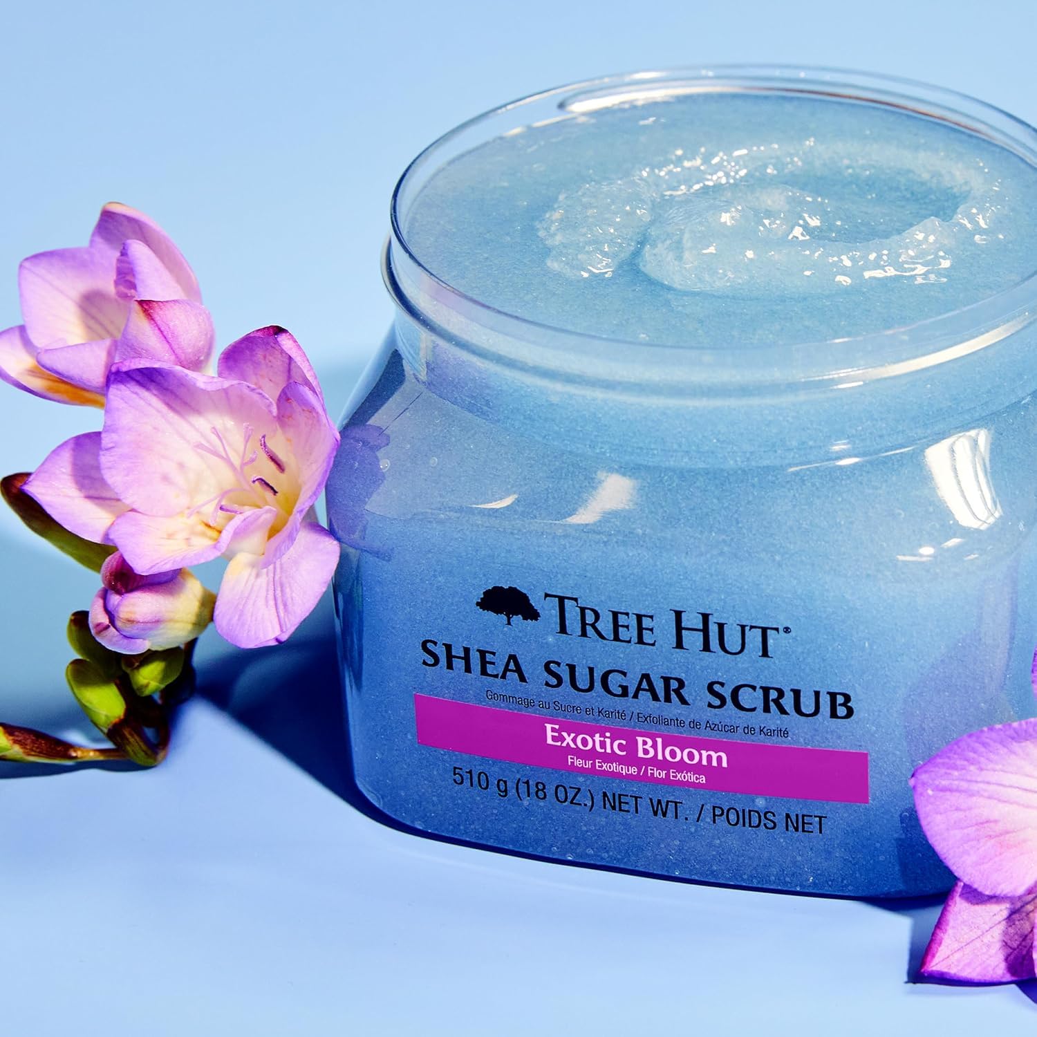 Tree Hut Exotic Bloom ofrece aceites naturales para hidratar y suavizar la piel.