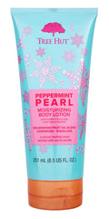 Tree Hut Peppermint Pearl loción corporal, botella para hidratación diaria y aroma navideño.