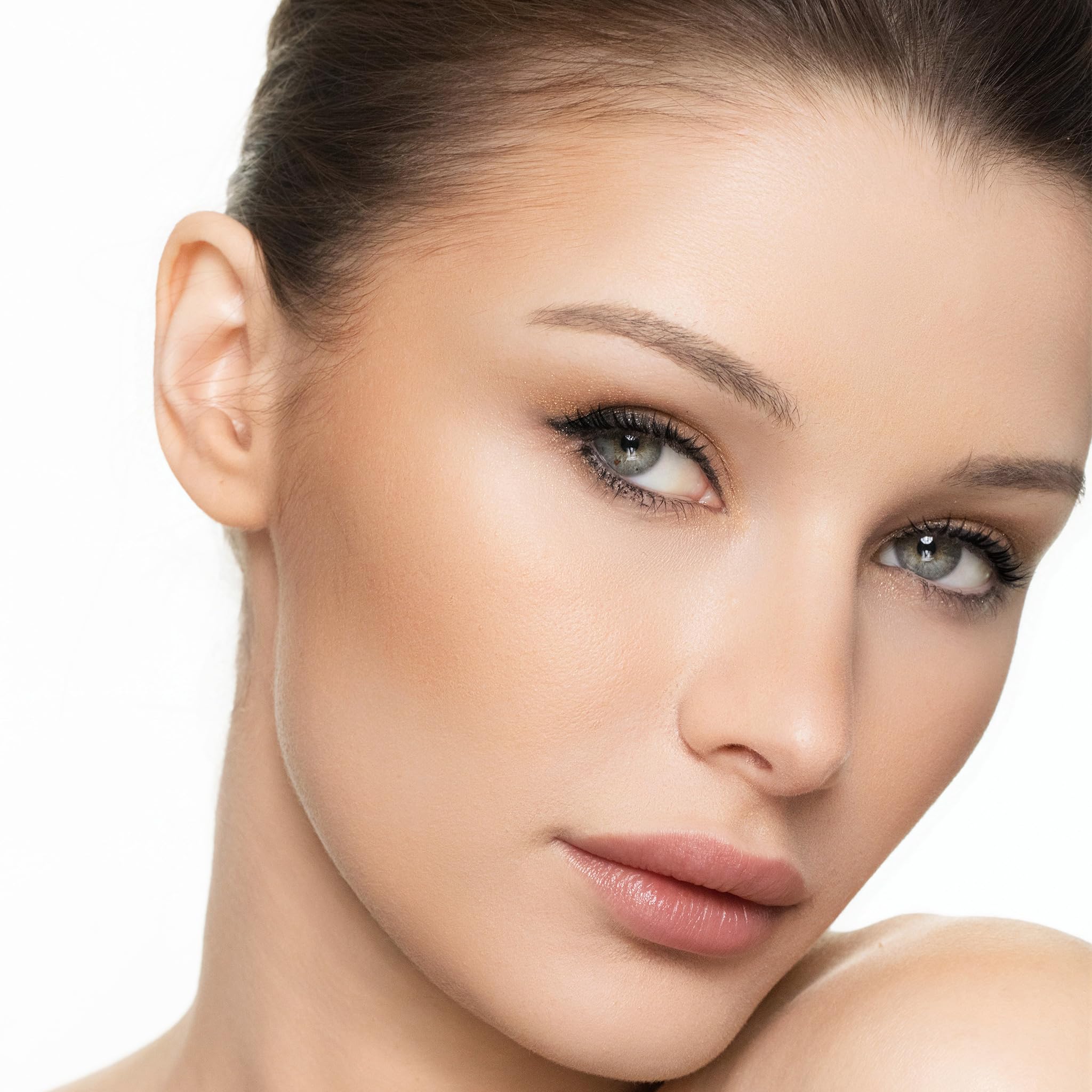 Aplicación en tres pasos de Trish McEvoy Bronzer Refill para definir contornos con profundidad.