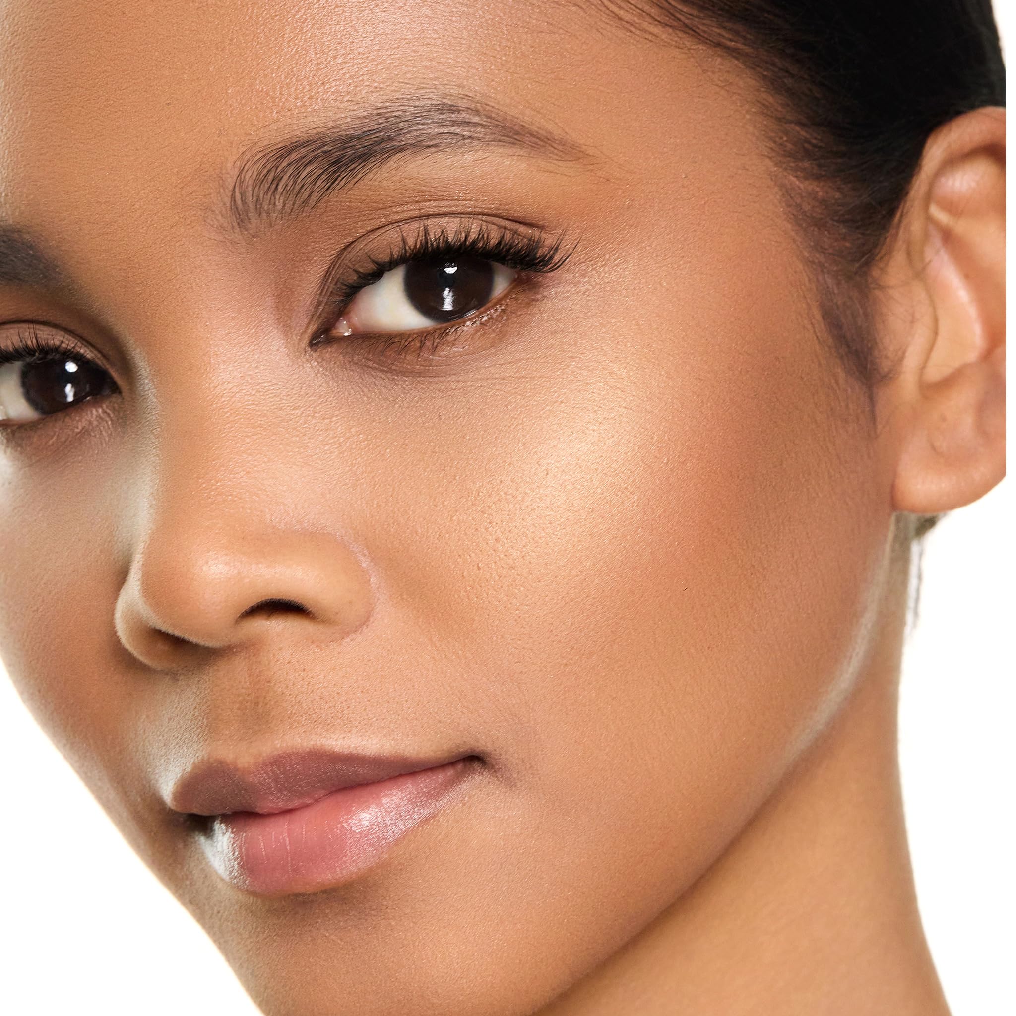 Uso diario con bronceador e iluminador de Trish McEvoy para un look natural y luminoso.
