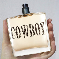 Notas de musgo en Cowboy crean sensación terrosa duradera.