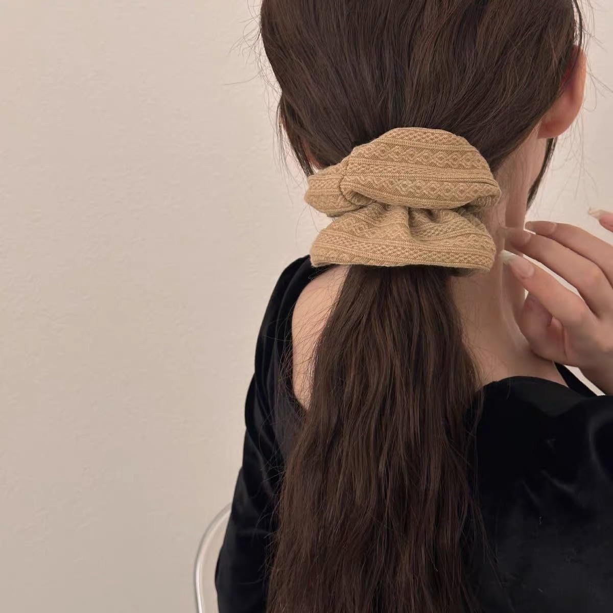 Coletero TUCEWP tejido beige, cómodo para coletas altas y peinados diarios.