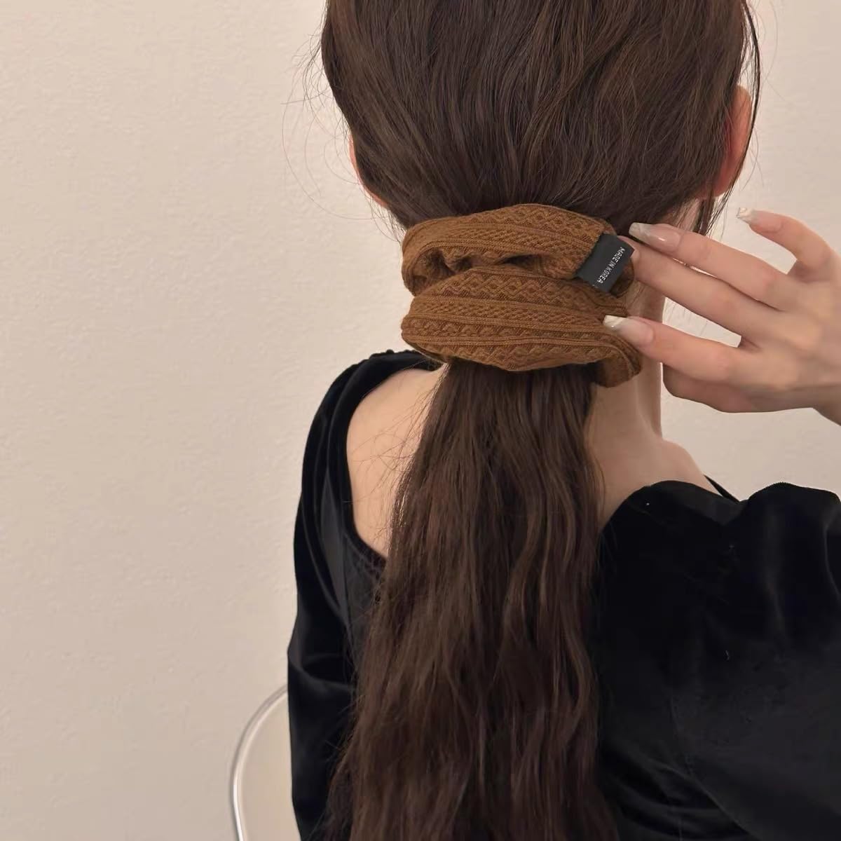 Coletero TUCEWP tejido marrón, suave y elástico para cabello liso o rizado.